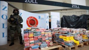 Schwer bewaffnete Zollbeamte einer Spezialeinheit sichern in Hamburg einen großen Kokainfund, der im Rahmen einer Pressekonferenz vorgestellt wird. Foto: dpa