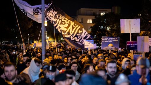 Schilder und Fotos werden am 3. November in Essen bei einer Kundgebung gezeigt. Auf einem der Plakate ist auf arabisch zu lesen „Eine Ummah –  eine Einheit – eine Lösung – Khilafah“ (der englische Name für „Kalifat“). Foto: picture alliance/dpa