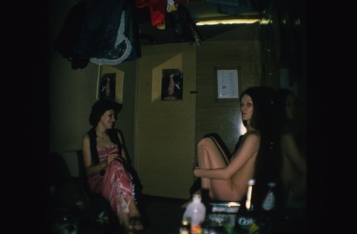 70er Jahre: Tänzerinnen warten in der Garderobe auf ihren Auftritt. Foto: Gerhard Goller