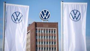 VW-Zentrale in Wolfsburg: Der Dieselskandal hat die gesamte deutsche Automobilbranche durcheinander gewirbelt. Die Aufarbeitung kostet die Konzerne Milliarden. Foto: dpa/Sina Schuldt