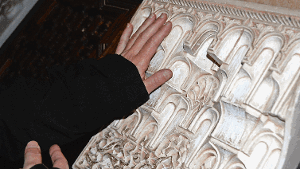In der Alhambra sind Tafeln fürBlinde aufgestellt, an denen Ausschnitte zum Beispiel der Stuck-Ornamente ertastet werden können. Foto: Kiunke
