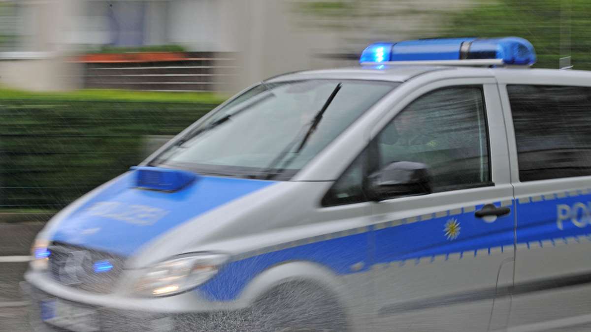 Fahrerflucht in Stuttgart-Wangen: Mann fährt gegen Bezirksamt und gefährdet Frau mit Kind