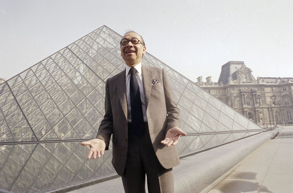 Seine wohl bekannteste Konstruktion: Pei vor der Pyramide im Innenhof des Pariser Louvres.