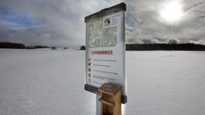 Die Langlaufloipen auf der Schwäbischen Alb sind markiert und freigeräumt. Noch reicht die Schneedecke aber  nicht aus, um die Ski unterzuschnallen. Foto: Pressefoto Horst Rudel/Horst Rudel