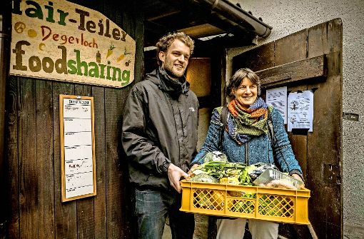 Annette Jickeli und Maximilian Kraft befüllen die  Lebensmittelverteilerstation wie diese hier in Degerloch Foto: Lichtgut/Leif Piechowski