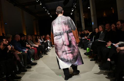 Ein schräger Auftritt: Bei der Fashion Week in Berlin hatte sogar US-Präsident Donald Trump einen Auftritt – wenn auch nur als Aufdruck der Designerin Bea Brücker. Foto: dpa