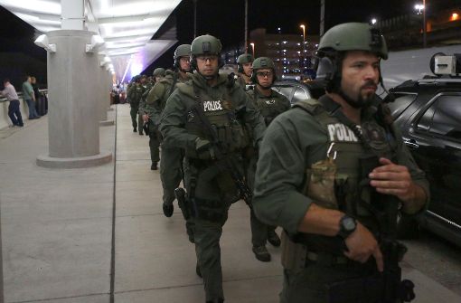 Zahlreiche Polizisten waren am 6. Januar 2017 auf dem Flughafen der Stadt Fort Lauderdale in Florida, wo kurz zuvor mehrere Menschen erschossen wurden. Foto: dpa