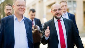 Niedersachsens Ministerpräsident Stephan Weil (links, SPD) und der SPD-Vorsitzende Martin Schulz bei einer Wahlkampfveranstaltung der SPD in Hildesheim. Foto: dpa