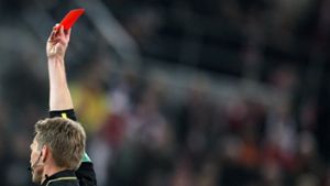 Während Schiedsrichter in deutschen Stadien sicher sind, ist das Zücken der roten Karte nicht überall ratsam. Foto: dpa