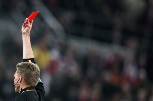 Während Schiedsrichter in deutschen Stadien sicher sind, ist das Zücken der roten Karte nicht überall ratsam. Foto: dpa