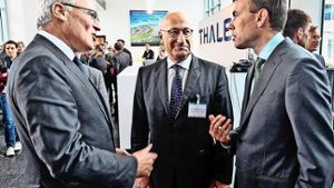 Konzernchef Jean-Bernard Lévy im Gespräch mit Botschafter Philippe Etienne und    Finanz- und Wirtschaftsminister Nils Schmid (v. li.) Foto: FACTUM-WEISE