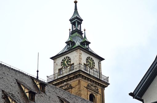 An der Stadtkirche werden derzeit verschiedene Uhrzeiten angezeigt. Foto: Steegmüller