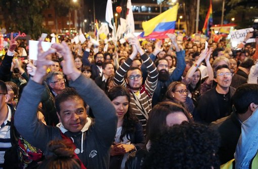 Menschen in Bogota feiern die erfolgreichen Friedensverhandlungen. Foto: dpa
