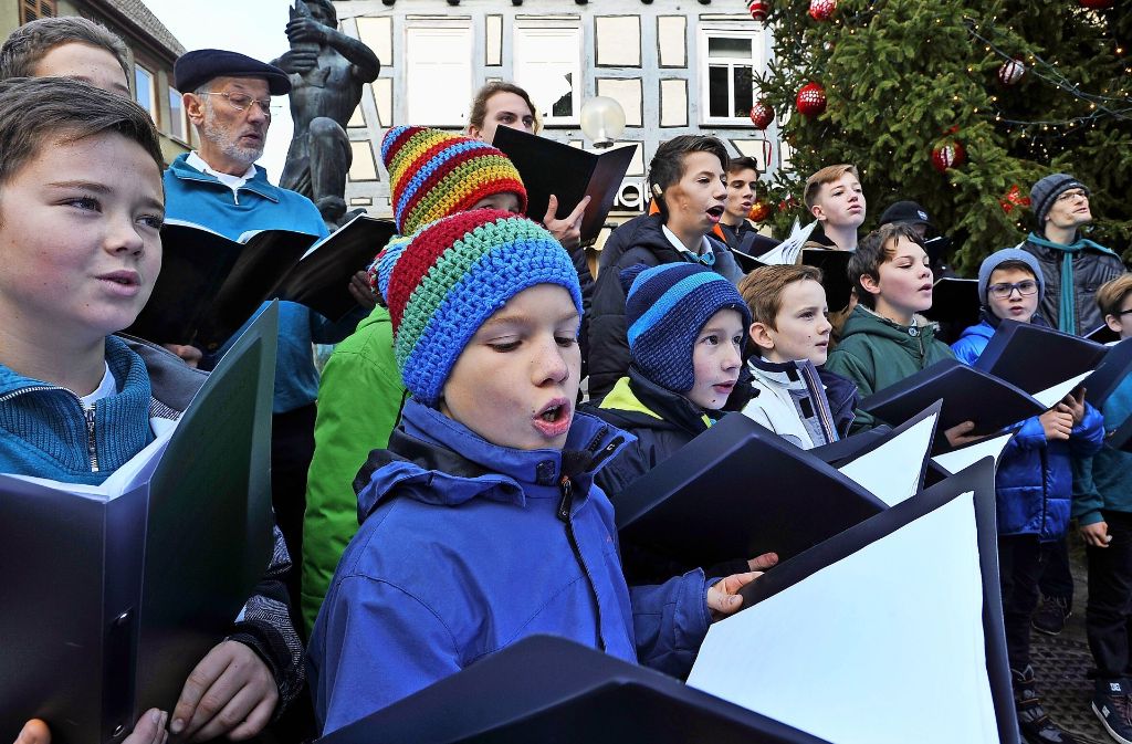 Die Marbacher Sängerknaben untermalen den Markt mit ihren Melodien.
