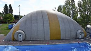 Die Traglufthalle im Inselbad ist seit vergangener Woche aufgebaut.  Seit 31 Jahren bietet sie   den Stuttgarter Schwimmsportlern  gute Trainingsmöglichkeiten. Foto: Mathias Kuhn