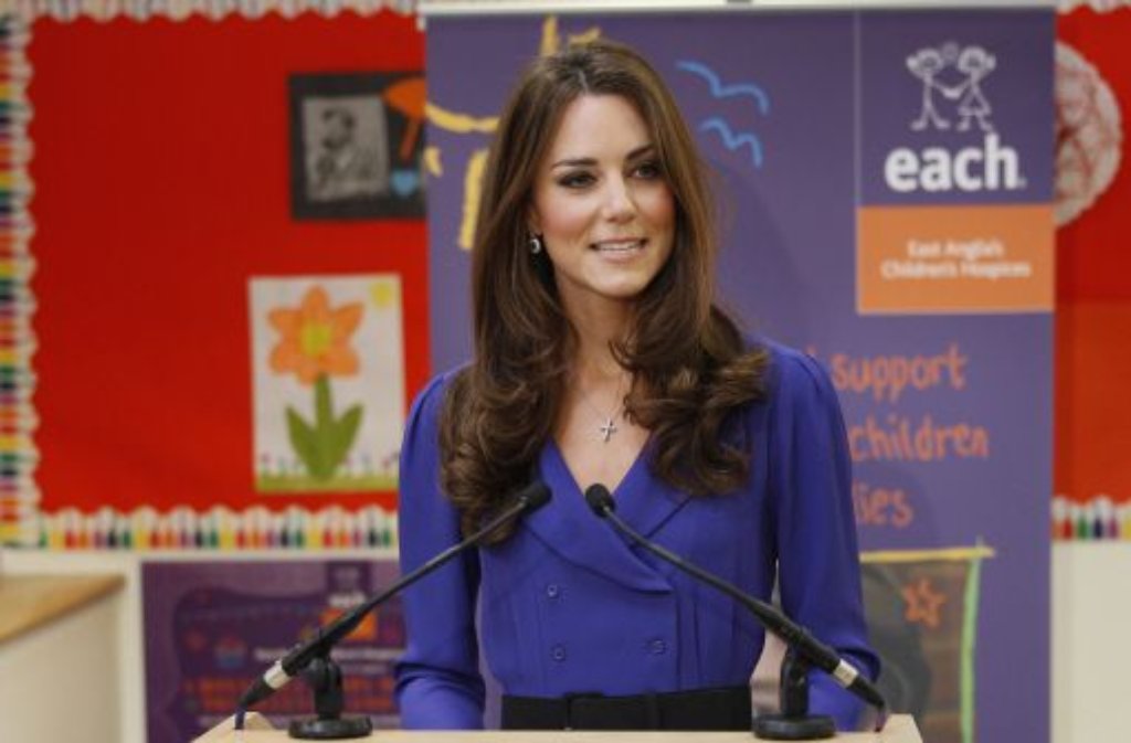 Noch ein bisschen aufgeregt, aber gekommt hat Catherine, die Herzogin vom Cambridge, ihre erste Rede hinter sich gebracht.