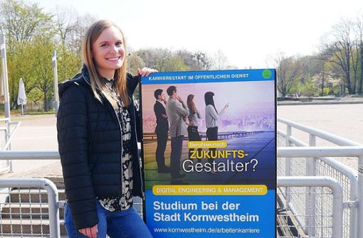Die städtische Ausbildungsleiterin Nadine Zanker posiert mit einem der neuen Plakate. Foto: z