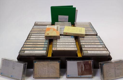 Torsten Liermann hat seine Musikkassetten-Sammlung fein säuberlich mit Schablone und Tusche beschriftet. Foto: Museum der Alltagskultur/Fabian Stöckl