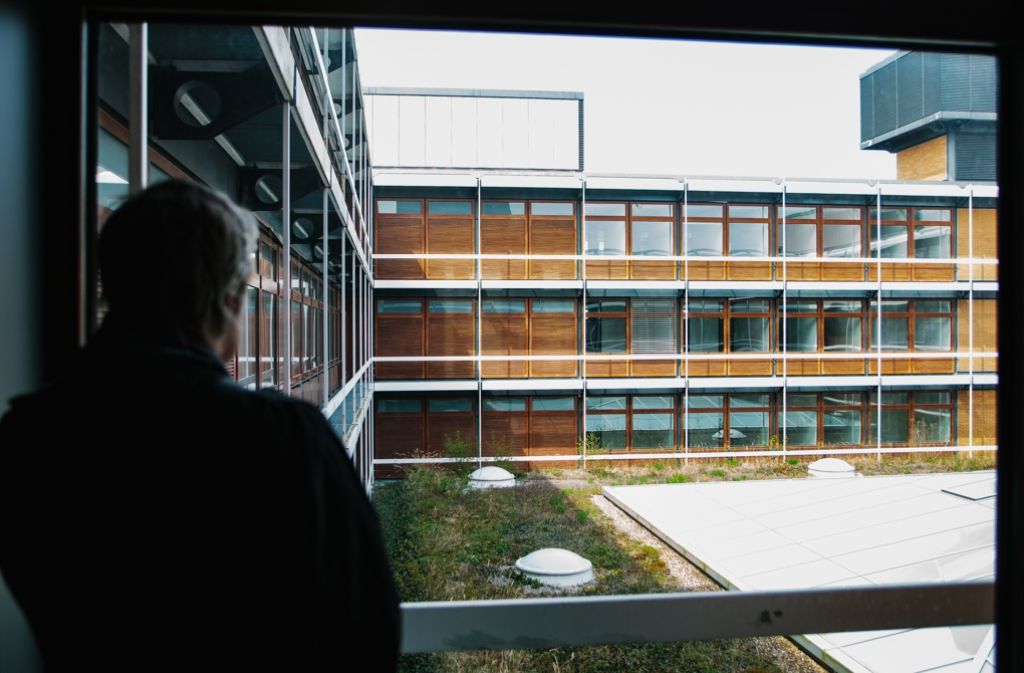 Einblicke: Der Campus besticht durch seine strenge Formen und das Zusammenspiel von Holz, Glas und Beton