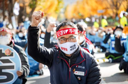Bereits im Corona-Herbst 2021 forderten Arbeiter in Seoul eine bessere Gesundheitsversorgung. Foto: Imago//Chris Jung