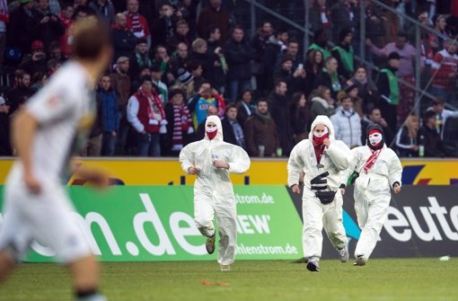In der Partie des 1. FC Köln gegen Borussia Mönchengladbach stürmten Hooligans das Feld. Foto: dpa