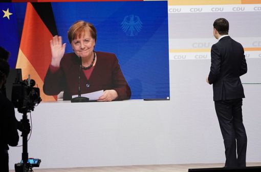 Angela Merkel bei ihrer Grußbotschaft an die Delegierten des Parteitages Foto: dpa/Michael Kappeler