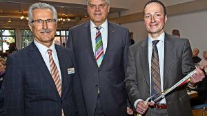 Beim Neujahrsempfang seiner Partei hat Christoph Traub (rechts, im Bild mit dem CDU-Ortsvorsitzenden Manfred Biehal (links) und dem Verteidigungs-Staatssekretär Markus Grübel) seine Kandidatur für die OB-Wahl angekündigt. Foto: Thomas Krämer