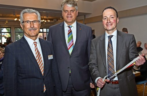 Beim Neujahrsempfang seiner Partei hat Christoph Traub (rechts, im Bild mit dem CDU-Ortsvorsitzenden Manfred Biehal (links) und dem Verteidigungs-Staatssekretär Markus Grübel) seine Kandidatur für die OB-Wahl angekündigt. Foto: Thomas Krämer