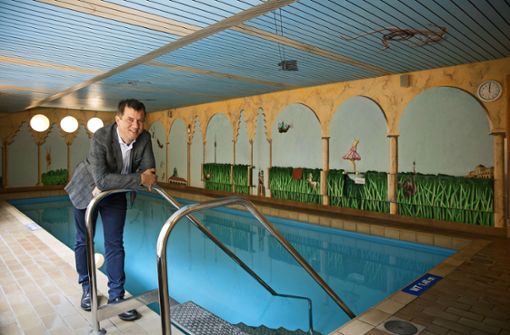 Der Geschäftsführer Ulrich Bauknecht ist stolz darauf, dass sein Hotel Azenberg im Stuttgarter Norden ein eigenes Schwimmbad hat. Foto: Lichtgut/Leif Piechowski