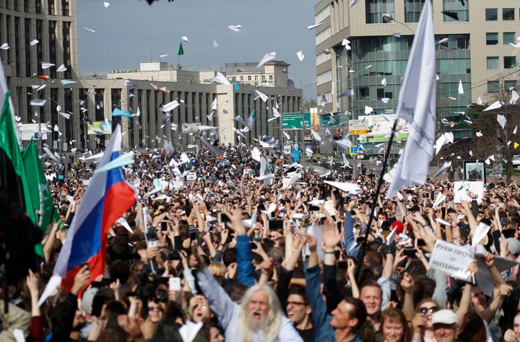Tausende Menschen haben am Montag in Moskau gegen die Sperrung des beliebten Messenger-Dienstes Telegram in Russland protestiert.