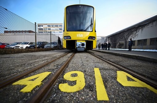 Die Stadtbahn der Zukunft – hier bei der Anlieferung im SSB-Zentrum – steht an diesem Sonntag an der Haltestelle Killesberg. Foto: Max Kovalenko
