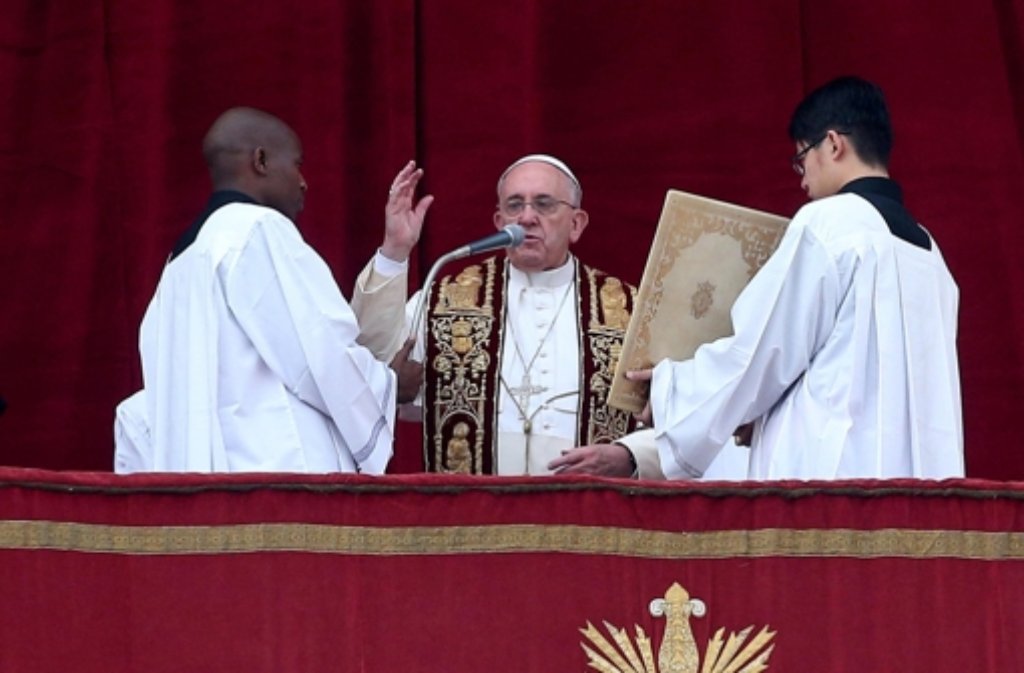 Papst Franziskus spricht auf dem Petersplatz in Rom den Segen Urbi et Orbi.