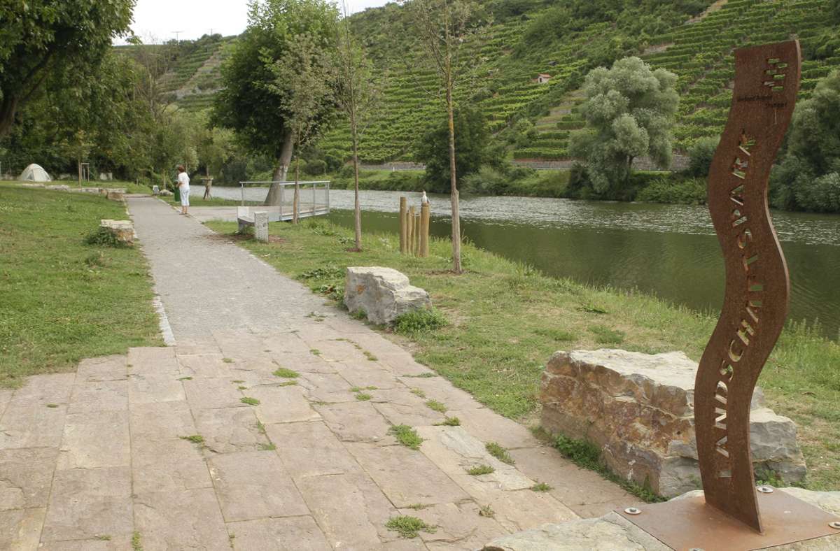 Die Gestaltung des Neckarufers – wie hier in Walheim – war eines der Ziele des Landschaftsparkprojekts des Verbands Region Stuttgart, worauf die Stele hinweist. Foto: factum/Jürgen Bach