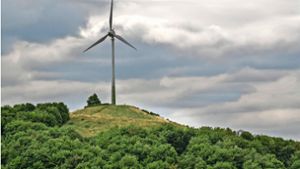 Das Windrad auf dem Grünen Heiner  steht  für regenerative Energien. Foto: factum/Weise