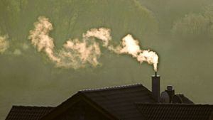 Aus den Schornsteinen der privaten Haushalte kommt ein Gutteil des CO2-Ausstoßes. Und der hat in den vergangenen Jahren noch deutlich zugelegt. Foto: Gottfried Stoppel/Archiv