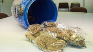 Knapp drei Kilogramm Marihuana waren in dem eingegrabenen Fass gebunkert. Foto: Polizei Stuttgart