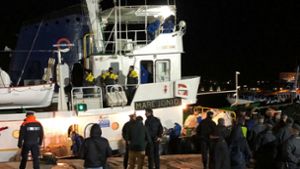 Die Mare Jonio mit 49 aus Seenot Geretteten an Bord durfte am Dienstagabend doch überraschend schnell im Hafen von Lampedusa anlegen. Foto: ANSA via AP