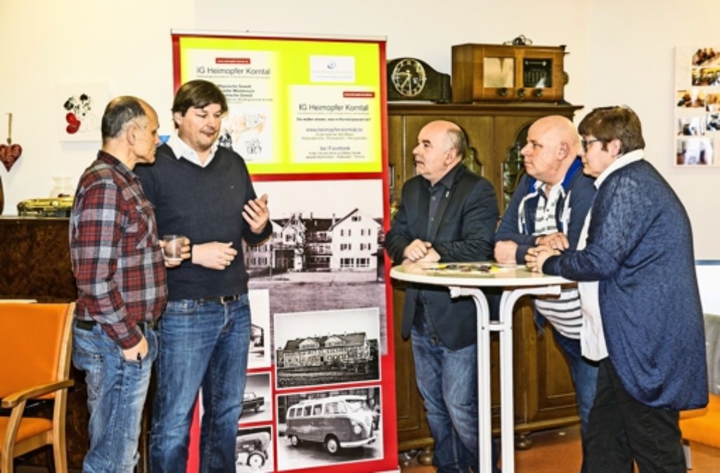 Ulrich Weber (zweiter von links) diskutiert mit den Betroffenen Foto: Horst Rudel