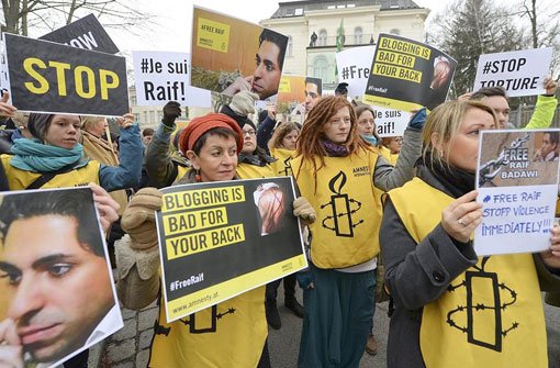 Demonstranten auf einer von Amnesty International organisierten Kundgebung in Wien gegen die Inhaftierung und Bestrafung des Bloggers Raif Badawi. Foto: dpa