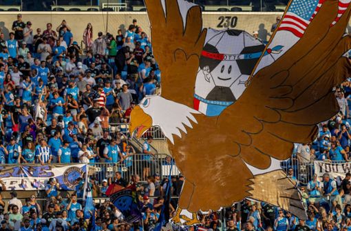 Fußball made in USA. Bei den Fans von MLS-Club Charlotte FC ist mächtig was los. Foto: Imago /.