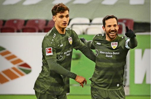 Auch in Augsburg können VfB-Kapitän Gonzalo Castro (re.) und Mateo Klimowicz jubeln. Foto: Baumann