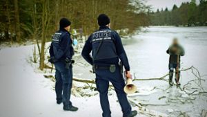 Polizeieinsatz am Montag am Pfaffensee: Auch Eishockey ist hier verboten. Foto: 7aktuell.de/Oskar Eyb