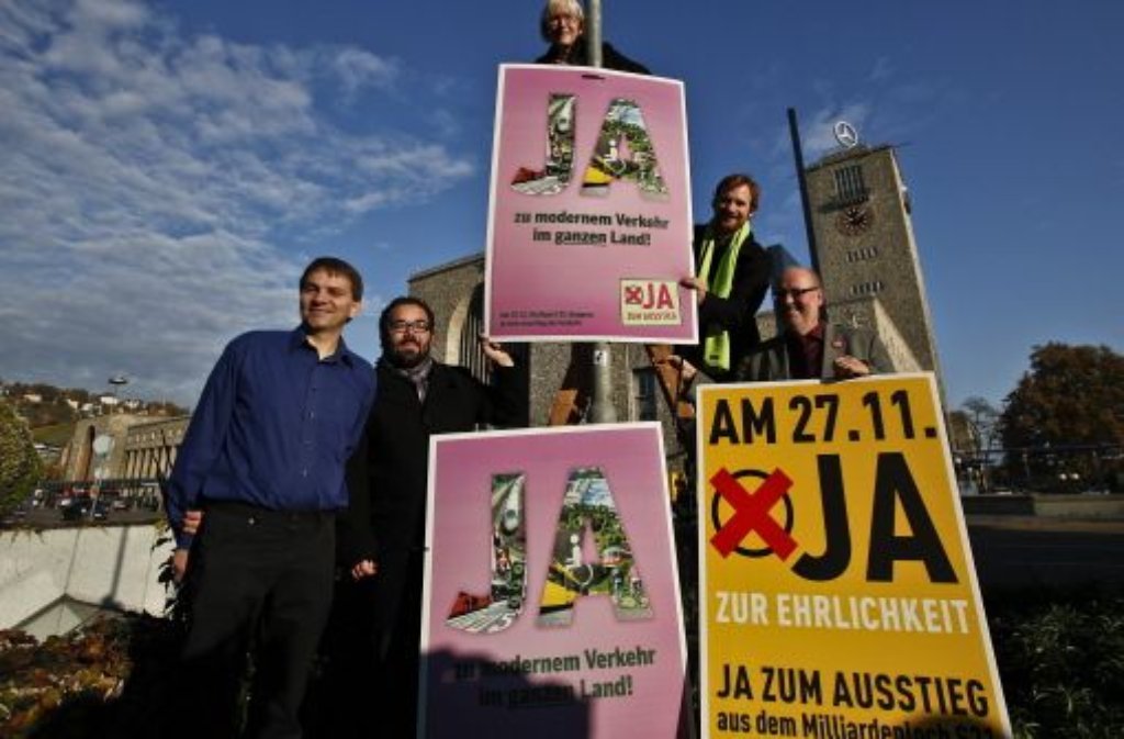 Chris Kühn (2. v. li., Grüne), Brigitte Dahlbender (BUND) und Hannes Rockenbauch (2. v. re., SÖS) vom Aktionsbündnis gegen Stuttgart 21 präsentieren die Plakate zur Volksabstimmung. Klicken Sie sich durch weitere Plakate.