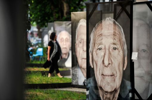 Porträts des Fotografen Luigi Toscano von Holocaust-Überlebenden stehen vor der Hospitalkirche. Foto: Lichtgut/Max Kovalenko