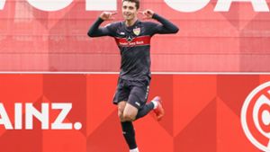 Thomas Kastanaras erhält einen Profivertrag beim VfB Stuttgart. Foto: imago images/Martin Hoffmann