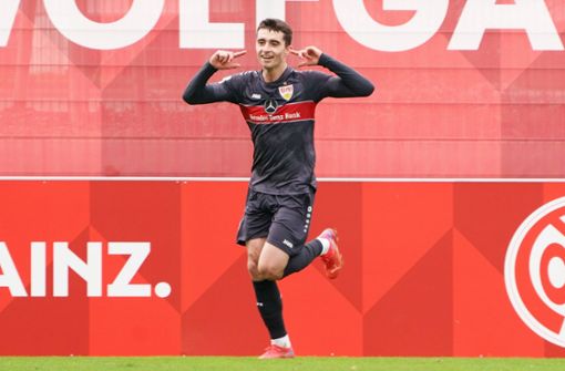 Thomas Kastanaras erhält einen Profivertrag beim VfB Stuttgart. Foto: imago images/Martin Hoffmann