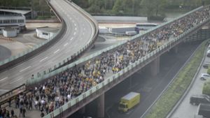Dynamo-Dresden-Fans auf dem Weg zur Mercedes-Benz-Arena. Foto: Pressefoto Baumann