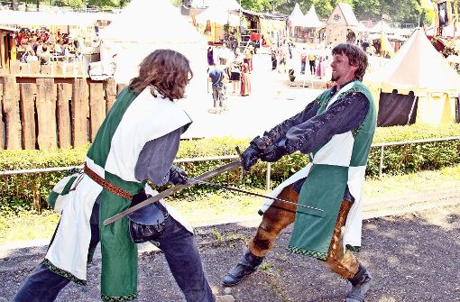 Zum Glück nur Spiel: Der Schwertkampf der Ritter der Gruppe Excalibur aus Berlin. Foto: Lichtgut - Oliver Willikonsky