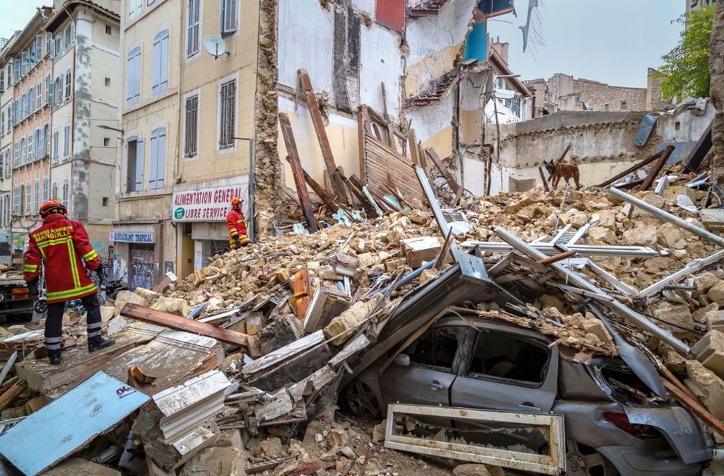 Feuerwehrleute sichern das eingestürzte Haus in der Altstadt von Marseille. Foto: dpa