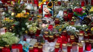 Mit Kerzen und Blumen wird dem getöteten Mann gedacht. Foto: dpa